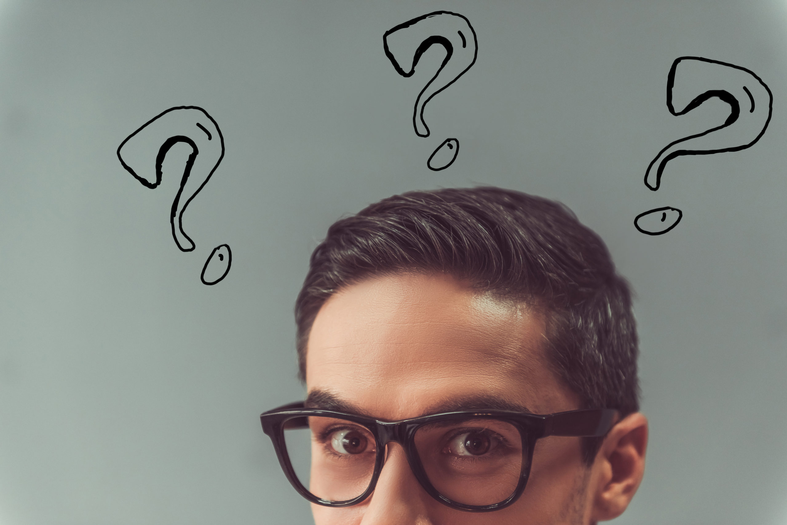 クエスチョンを浮かべる男性